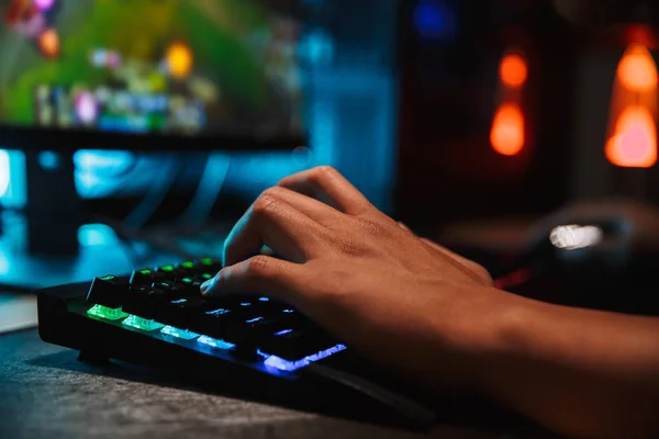 Руки Профессионального Геймера Играющего Видеоигры Компьютере Темной Комнате Подсветкой Красочной — стоковое фото