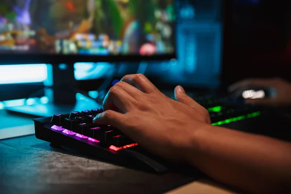 Руки Молодого Геймера Играющего Видеоигры Компьютере Темной Комнате Подсветкой Красочной — стоковое фото