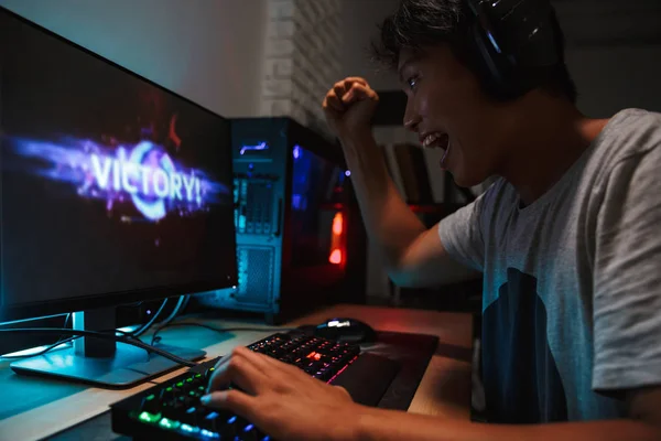 Happy Asian Gamer Boy Winning While Playing Vídeo Games Computer — Fotografia de Stock