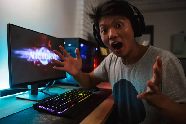 Portrait Asian Teenage Gamer Boy Playing Video Games Computer Dark — Stock Photo, Image