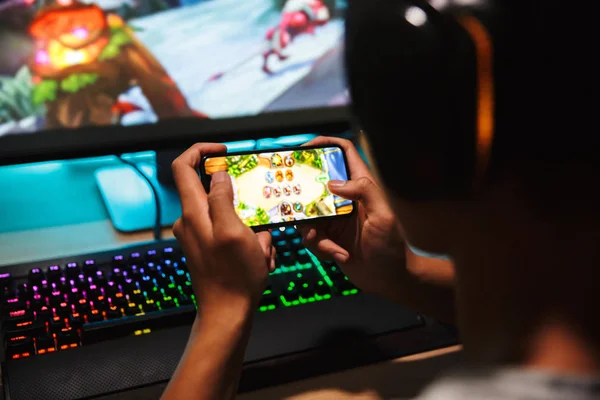 Adolescente Gamer Boy Giocare Videogiochi Smartphone Computer Camera Oscura Indossando — Foto Stock