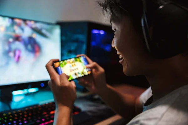 Foto Del Alegre Jugador Jugando Videojuegos Teléfono Móvil Computadora Habitación — Foto de Stock