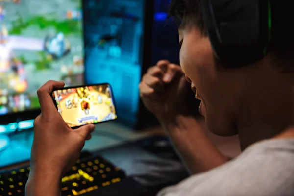 Imagem Adolescente Gamer Boy Jogando Jogos Vídeo Smartphone Computador Quarto — Fotografia de Stock