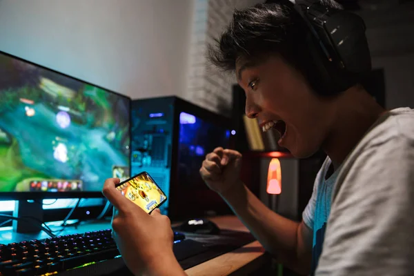 Asiatischer Gamer Junge Schreit Beim Spielen Von Videospielen Auf Smartphone — Stockfoto