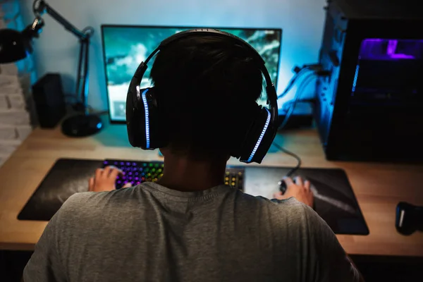 Baksidan Gamer Tonårspojke Spela Videospel Online Dator Mörkt Rum Bär — Stockfoto