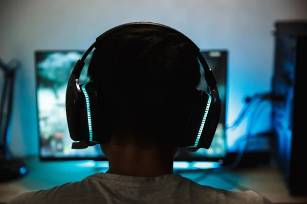 Bakifrån Närbild Gamer Pojke Spela Videospel Online Dator Mörkt Rum — Stockfoto