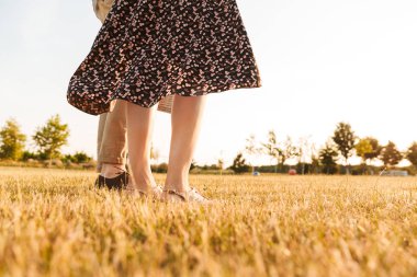 Genç çiftin piknik açık havada olacak resim kırpılmış.