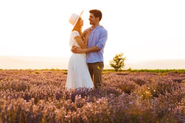 Lavanta tarlasında kucaklaşan sevimli genç çift