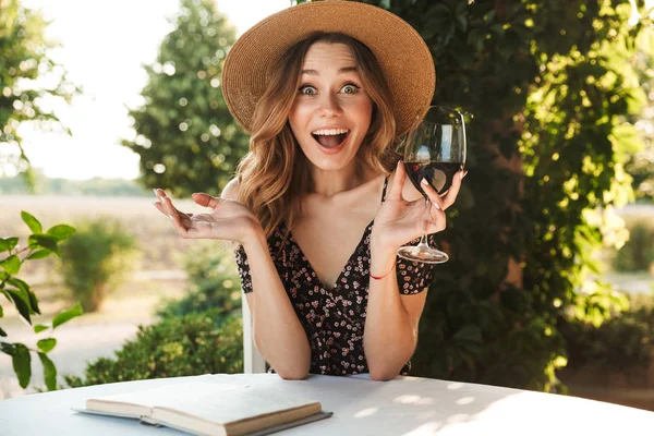 Şok Heyecanlı Genç Güzel Kadın Şarap Içme Cam Elinde Kitapla — Stok fotoğraf