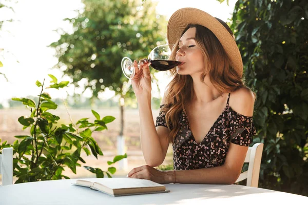 Tablo Kırsal Kitap Okumak Açık Otururken Şarap Içme Hasır Şapkalı — Stok fotoğraf