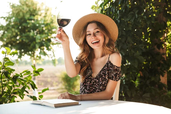 Tablo Okuma Kitabı Açık Kafede Otururken Şarap Içme Hasır Şapka — Stok fotoğraf