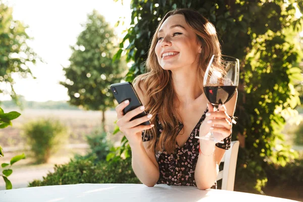 Immagine Una Giovane Signora Seduta Bar All Aperto Nel Parco — Foto Stock