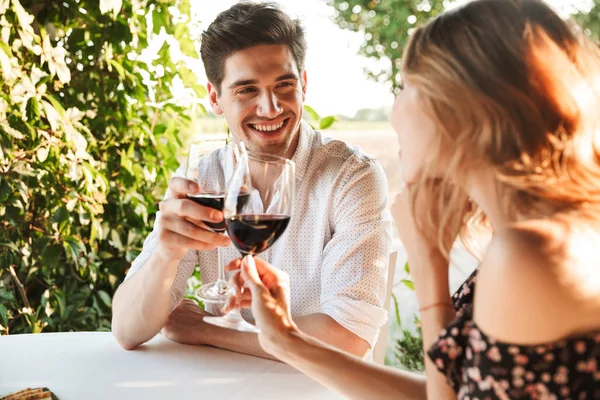 Outdors Şarap Içme Gözlük Tutan Park Çıkarak Kafede Oturan Genç — Stok fotoğraf