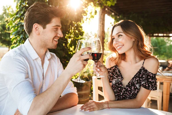 Bild Eines Jungen Verliebten Paares Das Einem Café Sitzt Indem — Stockfoto