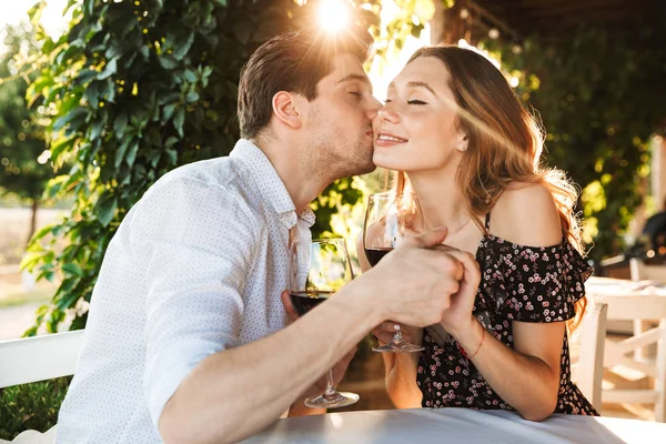 Picture Young Loving Couple Sitting Cafe Dating Outdors Park Holding — Stock Photo, Image