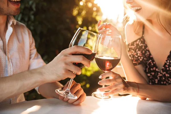 Immagine Ritagliata Giovane Coppia Amorevole Seduto Nel Caffè Incontri Outdors — Foto Stock