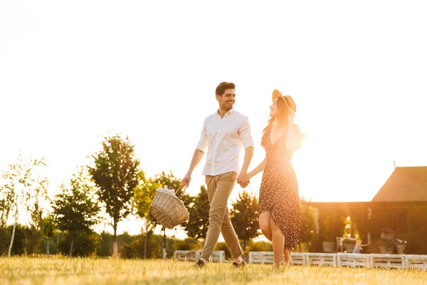 Feliz Pareja Joven Con Canasta Bebidas Comida Tener Picnic Aire —  Fotos de Stock