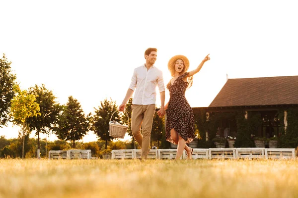 Happy Young Couple Basket Drinks Food Going Have Picnic Outdoors — Stock Photo, Image