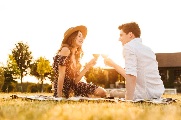 Image Young Loving Couple Sitting Dating Outdors Picnic Holding Glasses — Stock Photo, Image