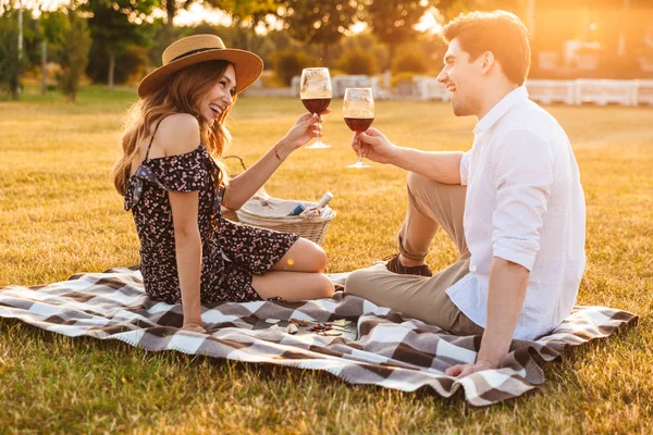 Image Young Loving Couple Sitting Dating Outdors Picnic Holding Glasses — Stock Photo, Image