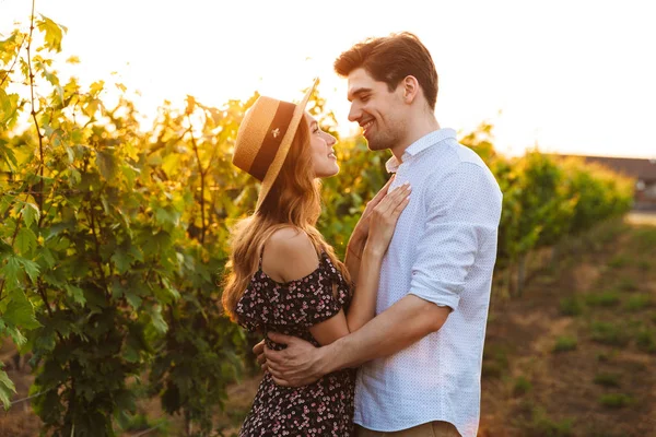 Foto Jovem Casal Amoroso Bonito Livre Abraçando Com Outro — Fotografia de Stock