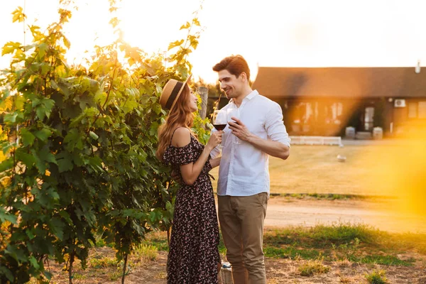 Foto Jovem Bonito Casal Amoroso Feliz Livre Beber Vinho — Fotografia de Stock