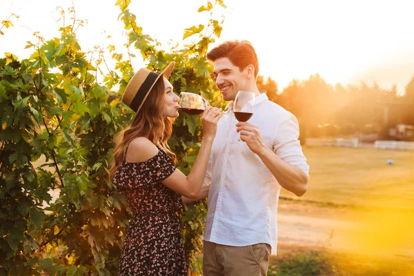 Foto Jovem Bonito Casal Amoroso Feliz Livre Beber Vinho — Fotografia de Stock