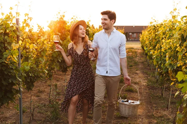 Foto Von Jungen Niedlichen Glücklich Liebendes Paar Freien Trinken Wein — Stockfoto