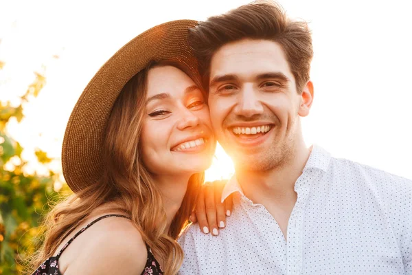 Açık Havada Fotoğraf Makinesi Arıyorum Genç Sevimli Çiftin Mutlu Sevgi — Stok fotoğraf