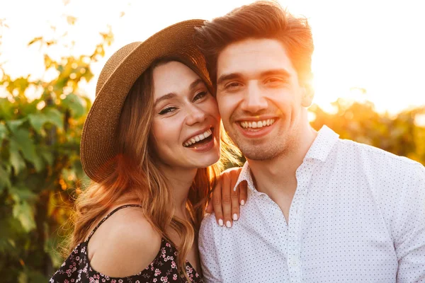 Foto Jovem Bonito Casal Amoroso Feliz Livre Olhando Câmera — Fotografia de Stock