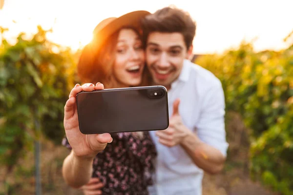 Foto Jovem Casal Amoroso Feliz Bonito Livre Tirar Uma Selfie — Fotografia de Stock