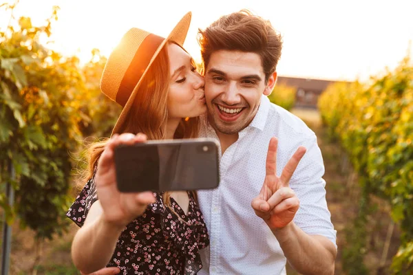 Foto Jovem Casal Amoroso Feliz Bonito Livre Tirar Uma Selfie — Fotografia de Stock