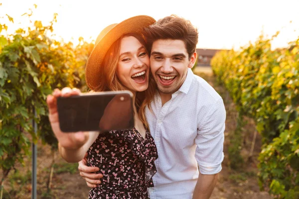 Foto Jovem Casal Amoroso Feliz Bonito Livre Tirar Uma Selfie — Fotografia de Stock