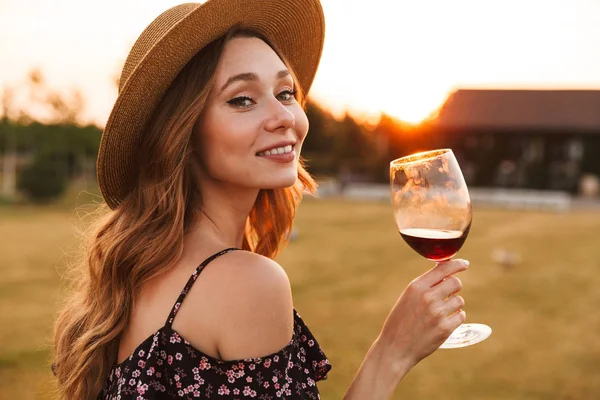 Bild Von Niedlichen Hübschen Jungen Frau Freien Mit Glas Wein — Stockfoto