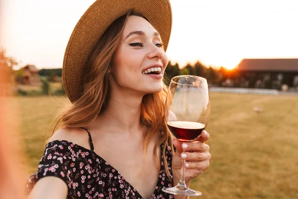 Bild Der Niedlichen Hübschen Jungen Frau Freien Mit Glas Wein — Stockfoto