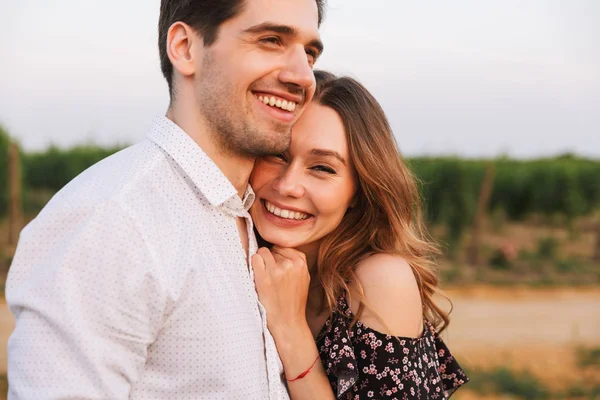 Bild Von Jungen Glücklichen Niedlichen Liebespaaren Freien Die Sich Umarmen — Stockfoto