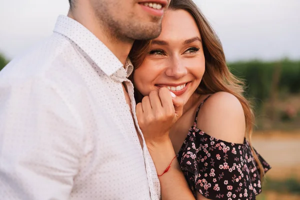 Imagen Joven Feliz Linda Pareja Amorosa Aire Libre Abrazándose Entre — Foto de Stock