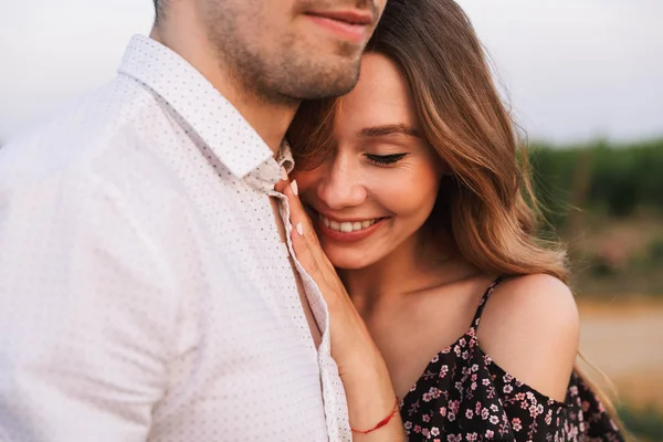 Genç Mutlu Sevimli Sevgi Dolu Çift Açık Havada Birbirleriyle Sarılma — Stok fotoğraf