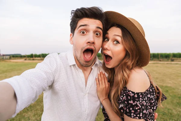Vrolijke Mooie Paar Man Vrouw Dateren Selfie Samen Nemen Tijdens — Stockfoto