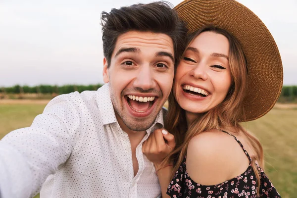 Photo Joyous Young Man Woman Laughing Taking Selfie Together While — Stock Photo, Image