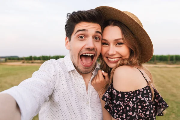 Foto Von Schönen Aufgeregten Paar Mann Und Frau Schreien Und — Stockfoto