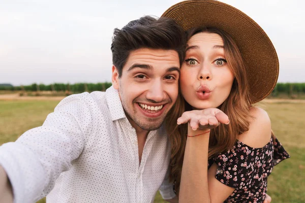 Joyful Beautiful Couple Man Woman Having Fun Taking Selfie Together — Stock Photo, Image