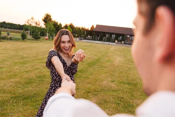 Glada Unga Par Kvinna Och Man Håller Händerna Medan Promenader — Stockfoto