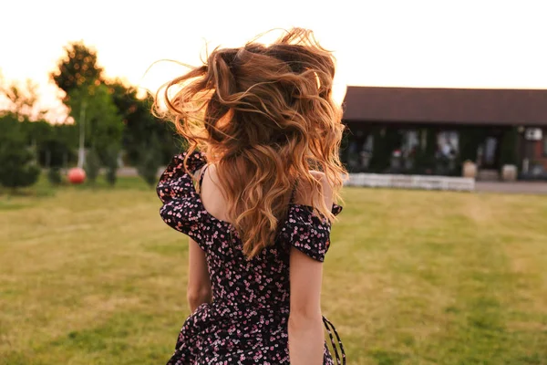 Back View Photo Caucasian Woman Walking Outdoor Green Grass Restaurant — Stock Photo, Image