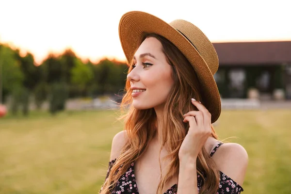 惊人的年轻女子的肖像20S 戴着草帽微笑着 看着一边步行户外自然在农村 — 图库照片