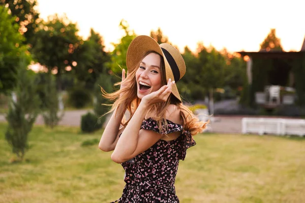 Foto Mujer Caucásica Feliz 20S Usando Sombrero Paja Vestido Sonriendo — Foto de Stock
