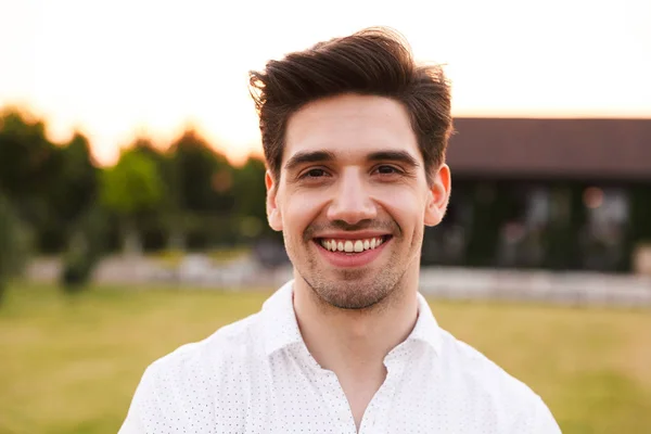 Foto Close Van Vrolijke Jongeman Dragen Witte Shirt Glimlachen Terwijl — Stockfoto