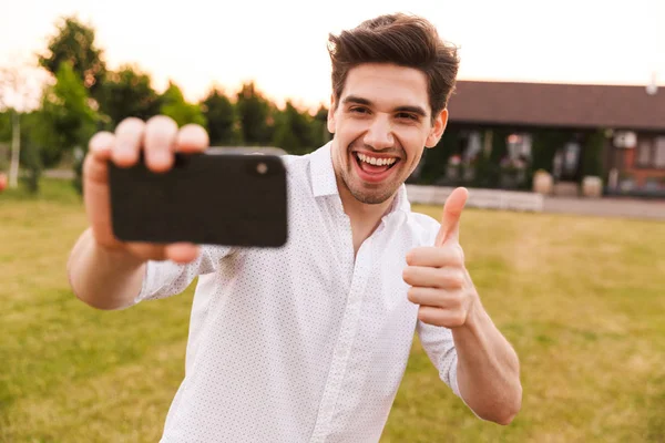 Imagen Joven Feliz Aire Libre Tomar Una Selfie Por Teléfono — Foto de Stock