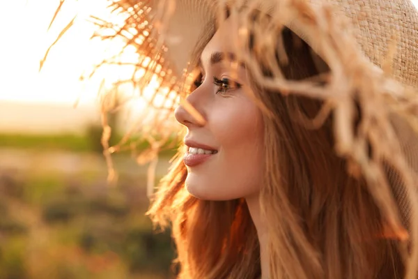 Acercamiento Una Joven Sonriente Con Sombrero Paja Pie Campo Primavera — Foto de Stock