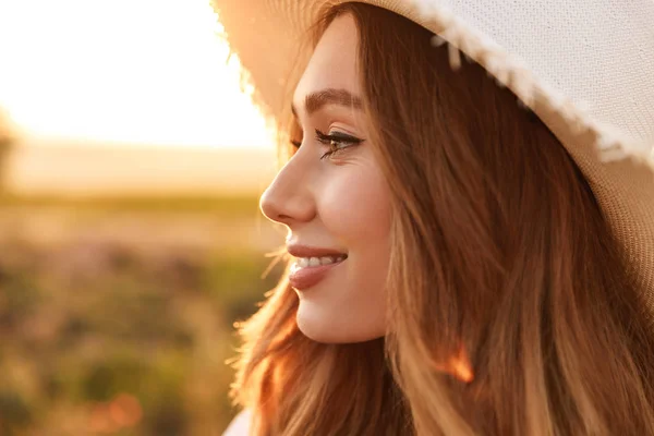 Primo Piano Una Giovane Ragazza Allegra Cappello Paglia Piedi Campo — Foto Stock